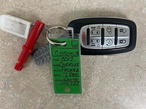 Used 2017 Chrysler Pacifica Limited image 29