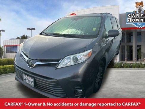 Used 2020 Toyota Sienna XLE Premium image 2