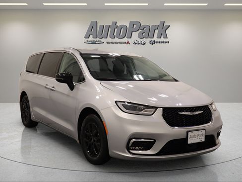 Certified 2024 Chrysler Pacifica Touring-L FWD image 3