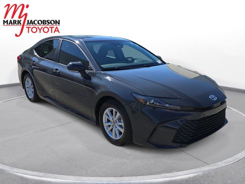 Used 2025 Toyota Camry LE w/ Convenience Package FWD image 3