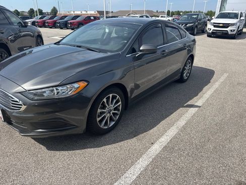 Used 2017 Ford Fusion SE w/ Fusion SE Technology Package FWD image 5