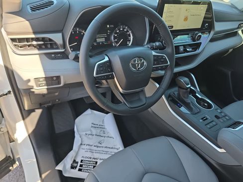 Certified 2025 Toyota Highlander XLE AWD/4WD image 16