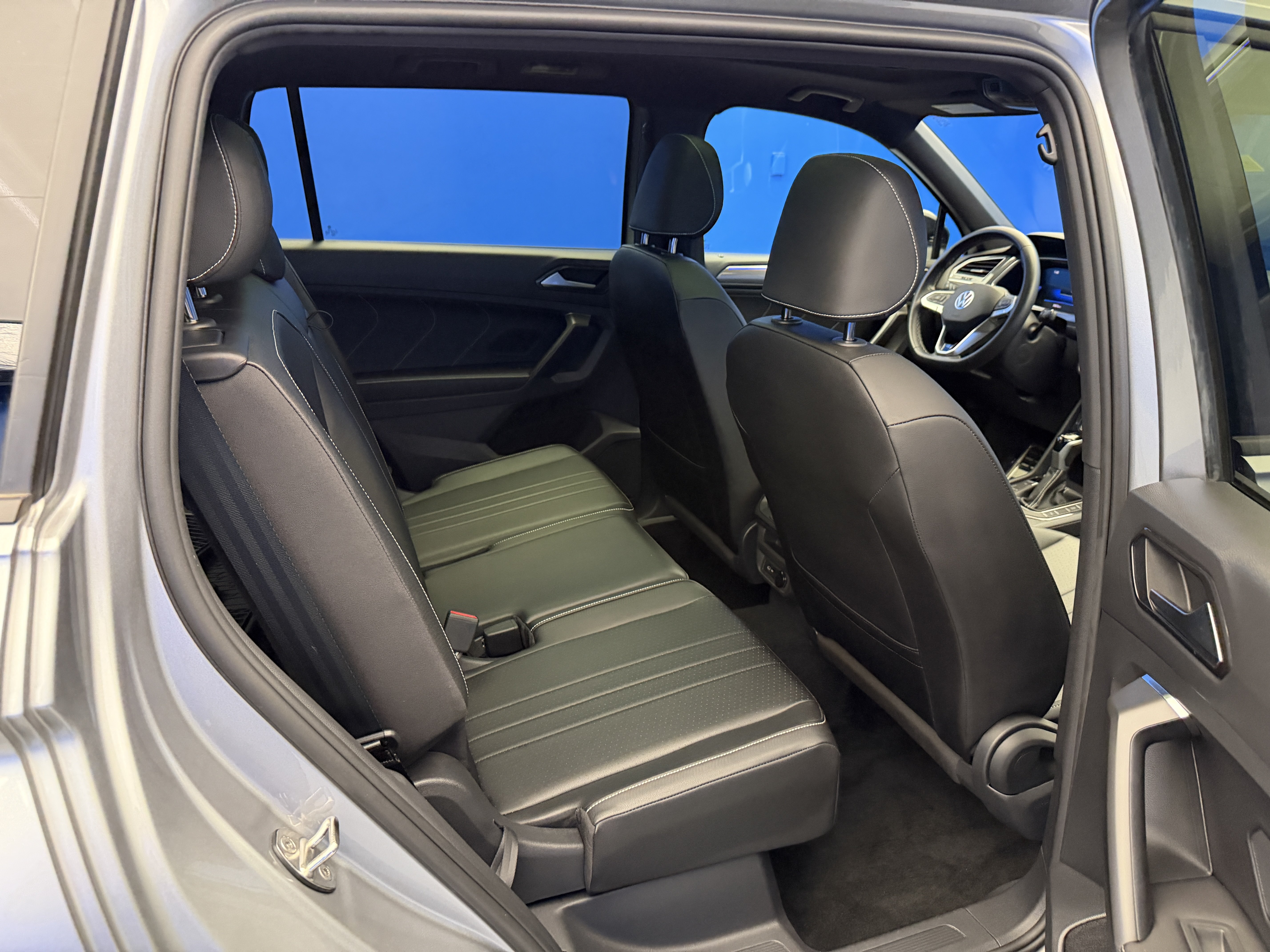 Used 2023 Volkswagen Tiguan SE R-Line FWD image 26