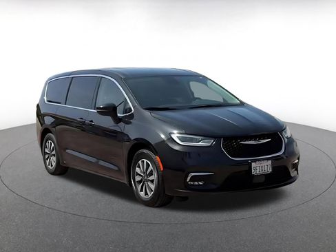 Used 2023 Chrysler Pacifica Touring-L image 3