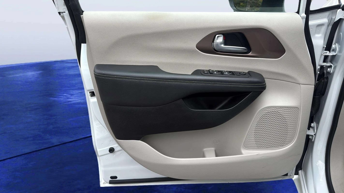 Used 2024 Chrysler Voyager LX FWD image 19