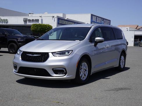 Certified 2023 Chrysler Pacifica Touring-L FWD image 8