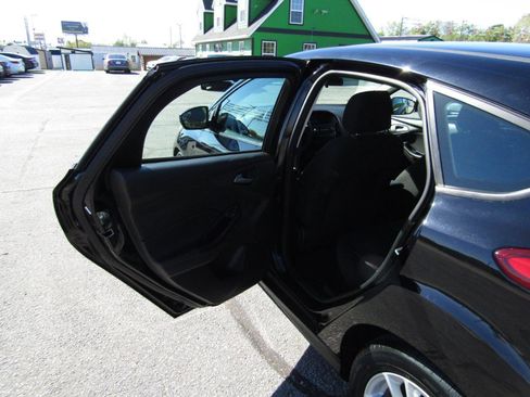 Used 2018 Ford Focus SE FWD image 18
