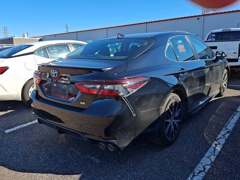 Used 2022 Toyota Camry SE image 4
