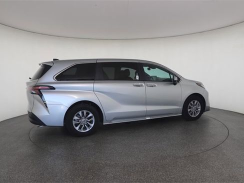 Used 2023 Toyota Sienna XLE image 21