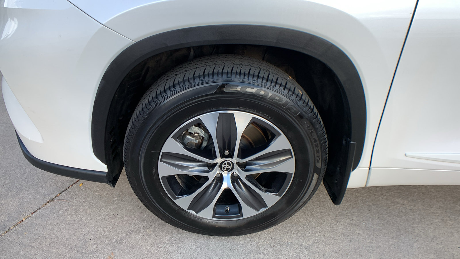 Used 2021 Toyota Highlander XLE AWD/4WD image 7