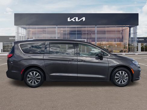 Used 2021 Chrysler Pacifica Touring-L image 3