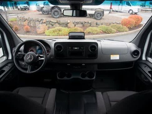 Used 2025 Mercedes-Benz Sprinter 2500 image 27