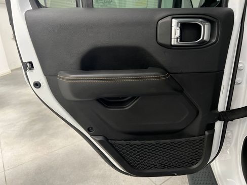 Used 2025 Jeep Wrangler Unlimited Sahara image 15