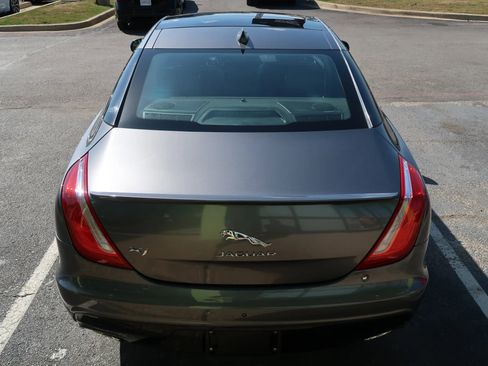Used 2019 Jaguar XJ R-Sport image 9