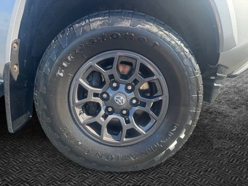 Used 2017 Toyota Tacoma SR5 w/ Tow Package AWD/4WD image 9