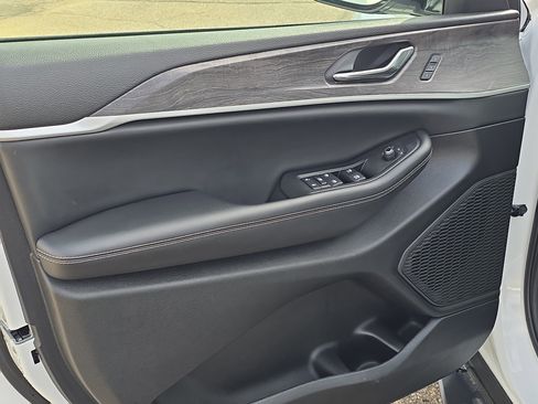 Used 2024 Jeep Grand Cherokee Limited image 11