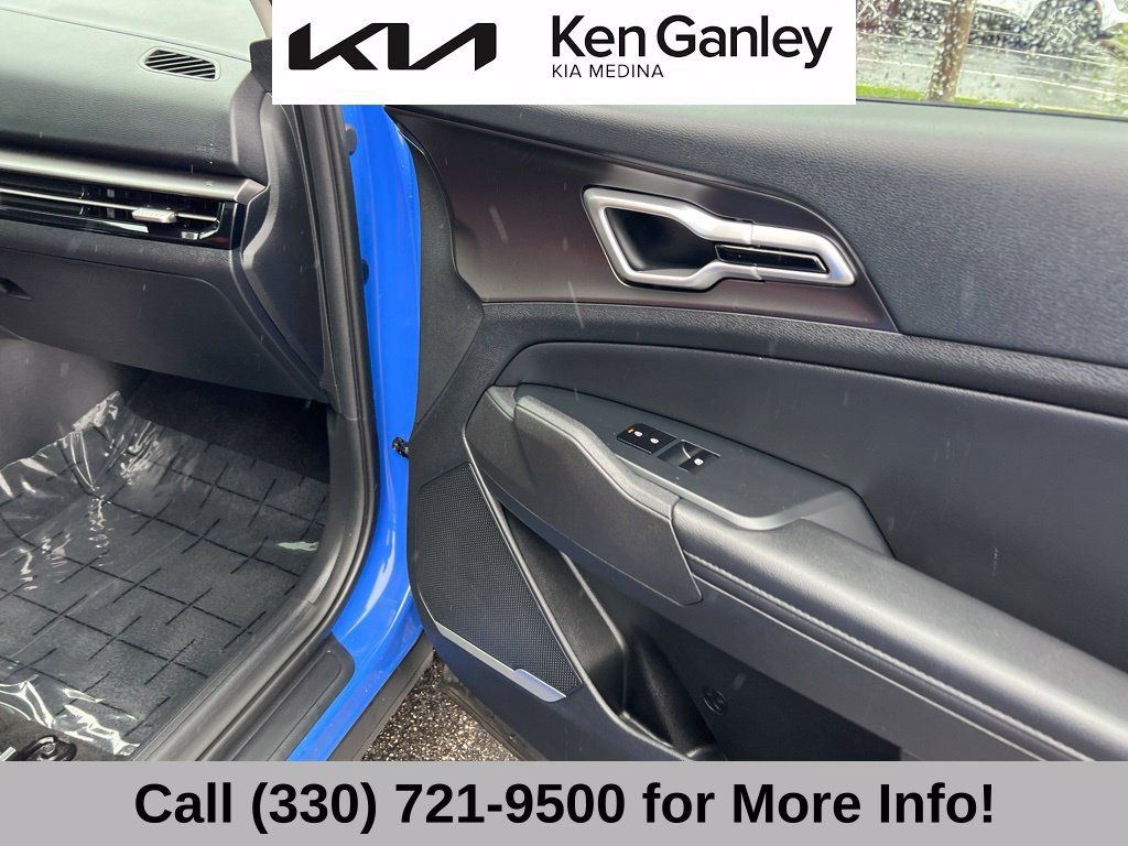 Certified 2026 Kia Sportage EX w/ EX Panorama Roof Package FWD image 58