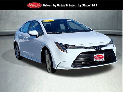 Certified 2025 Toyota Corolla LE FWD image 1