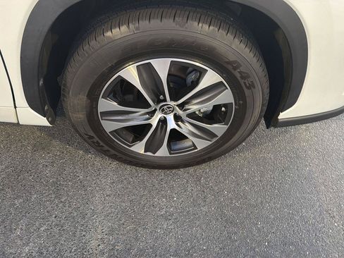 Used 2023 Toyota Highlander XLE FWD image 39