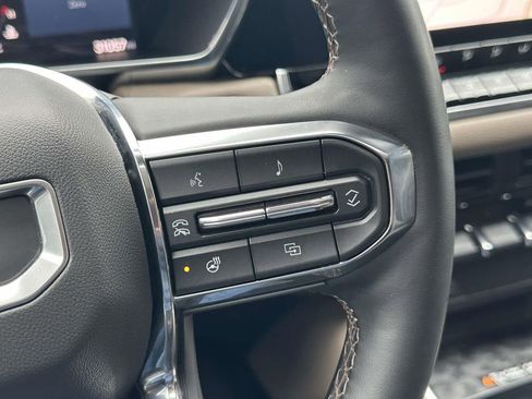 Used 2024 GMC Canyon Denali image 25