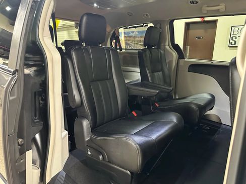 Used 2016 Chrysler Town & Country Touring-L w/ Driver Convenience Group image 27