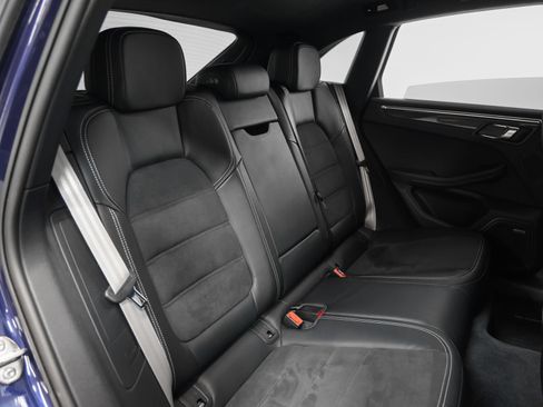 Certified 2024 Porsche Macan GTS w/ GTS Sport Package AWD/4WD image 33