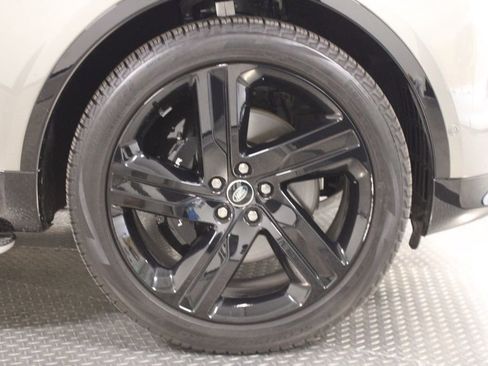 Used 2025 Land Rover Discovery Metropolitan Edition AWD/4WD image 16
