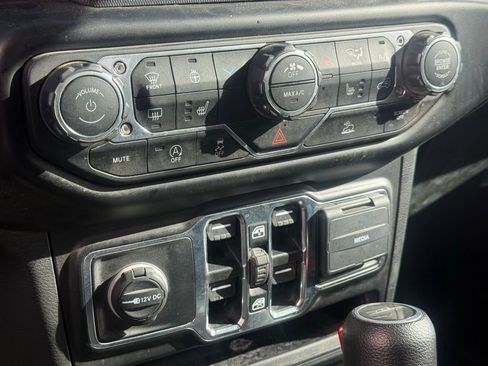 Used 2022 Jeep Gladiator Sport image 9