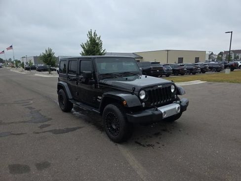 Used 2014 Jeep Wrangler Unlimited Sahara AWD/4WD image 3