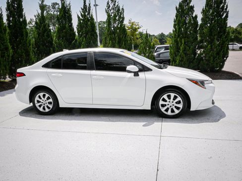 Used 2022 Toyota Corolla LE FWD image 11