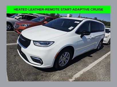 Used 2026 Chrysler Pacifica Select