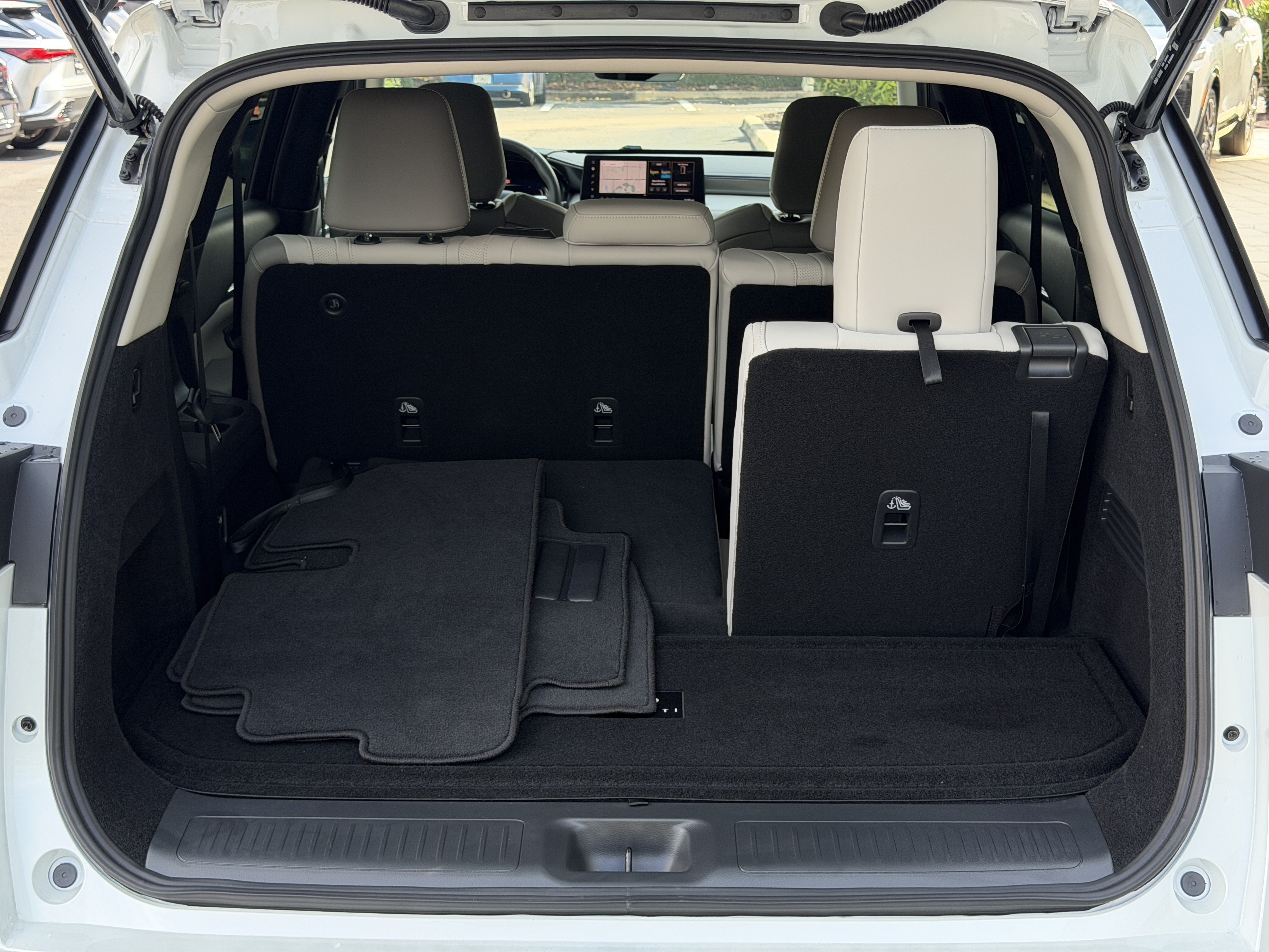 Certified 2027 INFINITI QX60 Luxe w/ Family Package FWD image 11