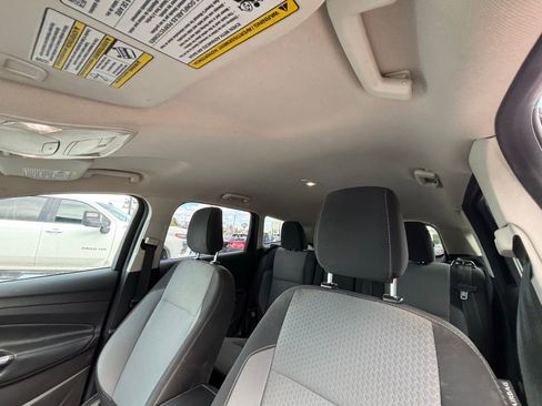 Used 2019 Ford Escape SE image 17