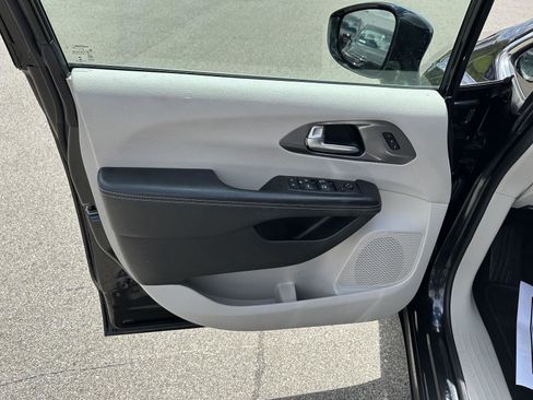Used 2022 Chrysler Pacifica Touring-L FWD image 18