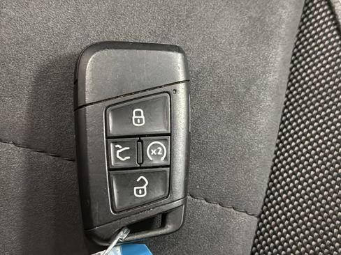 Used 2022 Volkswagen Taos SE w/ Panoramic Sunroof Package AWD/4WD image 37