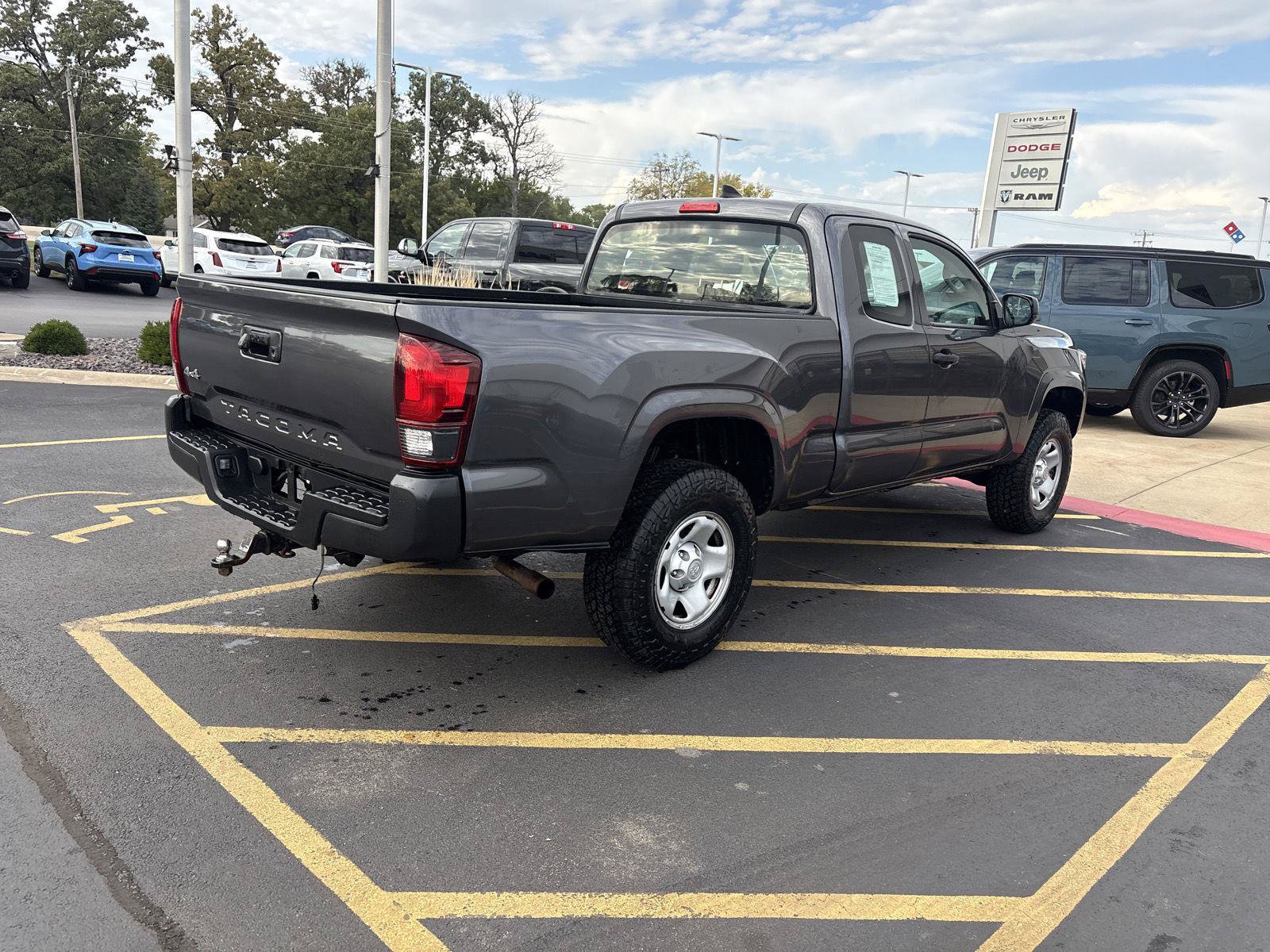 Used 2018 Toyota Tacoma SR AWD/4WD image 5