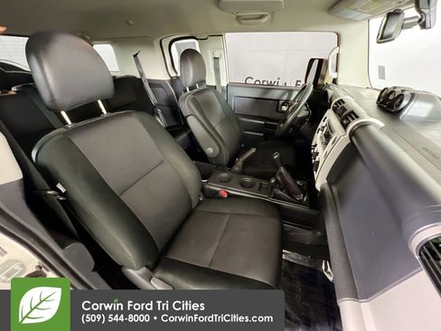 Used 2014 Toyota FJ Cruiser 4WD image 17
