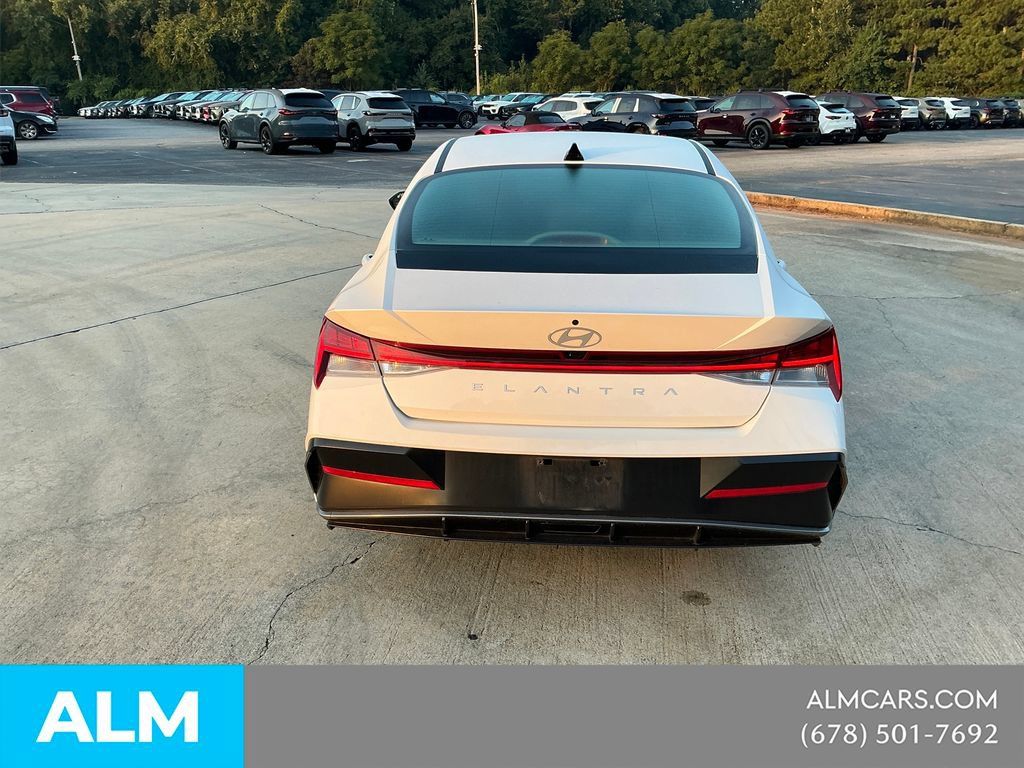 Used 2025 Hyundai Elantra SEL FWD image 5