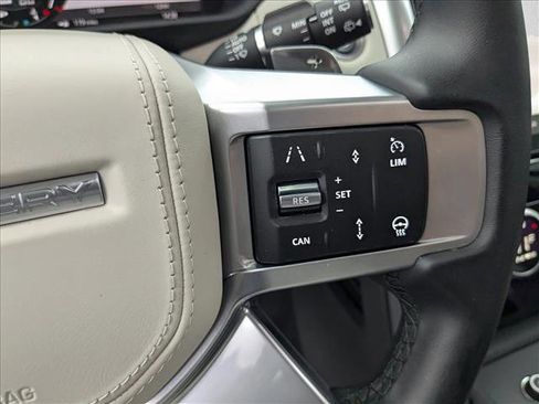 Used 2025 Land Rover Discovery Metropolitan Edition image 15