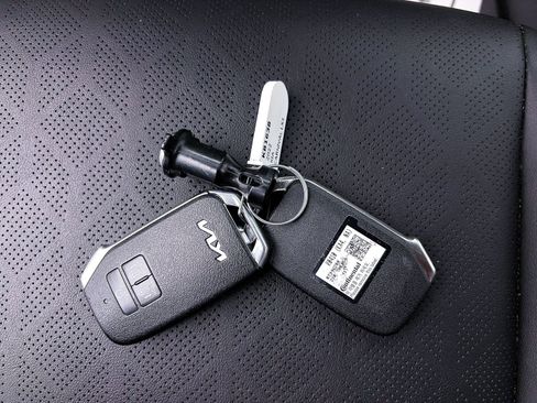 Used 2022 Kia Carnival LX image 27