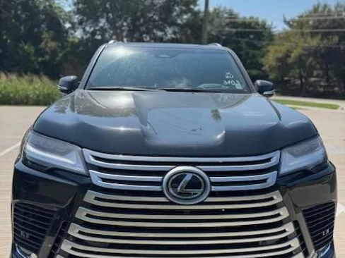 Used 2025 Lexus LX 700h Luxury image 3