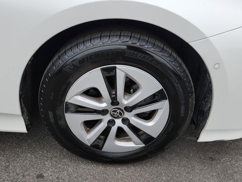 Used 2017 Toyota Prius Four image 13