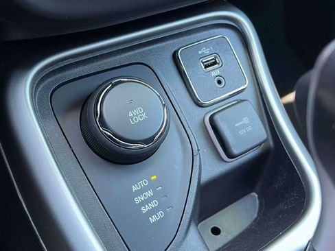 Used 2019 Jeep Compass Latitude w/ Cold Weather Group AWD/4WD image 12