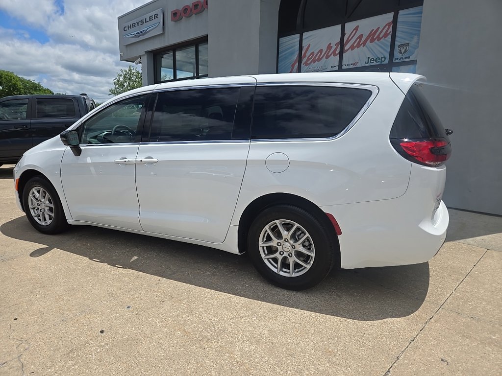 New 2027 Chrysler Pacifica Select w/ Family Tech Group FWD image 7