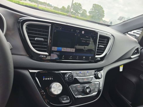 Used 2026 Chrysler Pacifica Select FWD image 28