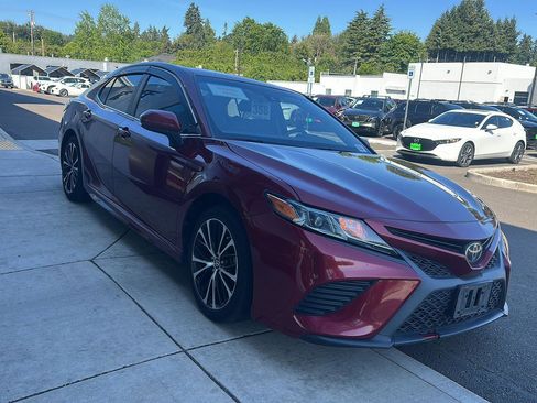 Used 2018 Toyota Camry SE FWD image 6