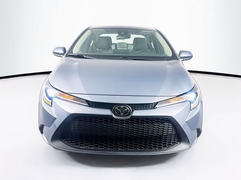 Used 2021 Toyota Corolla LE FWD image 2