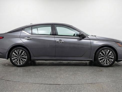 Used 2025 Nissan Altima 2.5 SV image 11