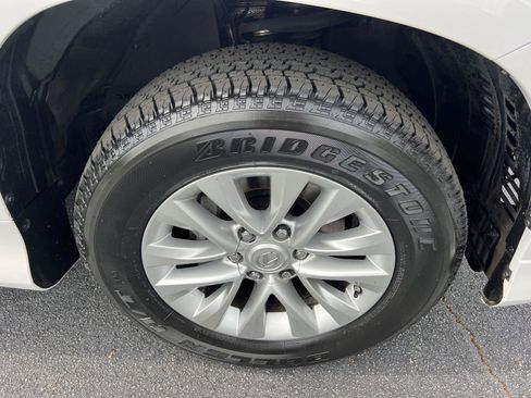 Certified 2022 Lexus GX 460 Premium w/ Premium Package AWD/4WD image 13