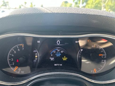 Used 2019 Jeep Grand Cherokee Laredo w/ 18" Wheel & 8.4" Radio Group AWD/4WD image 16